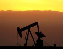 El precio del barril OPEP sigue estable y marca los 75,49 dólares