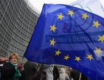 Protesta de funcionarios europeos ante la sede de la Comisión en Bruselas.
