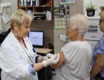 Sanidad plantea implantar la vacunación obligatoria en caso de epidemia y Cifuentes dice que es "positivo"