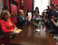 El alcalde de Granada defiende su "absoluta inocencia" pero dimite por la "gobernabilidad" de la ciudad
