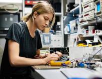 Una joven ingeniera trabaja en un laboratorio de robótica. (EFE)