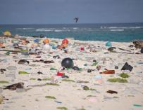 Fotografía de una playa llena de residuos de plástico.