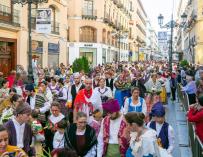 Miles de personas de todas partes de España y otros países participan en las Fiestas del Pilar. EFE/Javier Cebollada