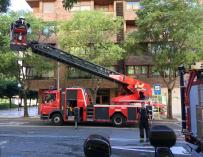 Los bomberos intervienen en un incendio en una vivienda de Pamplona