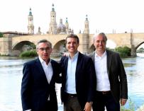 Pablo Casado (c) junto a los candidatos del partido a la Presidencia del Gobierno de Aragón, Luis María Beamonte (i), y a la Alcaldía de Zaragoza, Jorge Azcón (d).