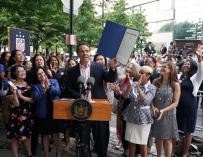 El gobernador del estado de Nueva York, Andrew Cuomo, tras firmar la medida. / NY Gov