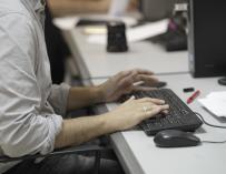 Trabajador, oficina, teclado, ordenador