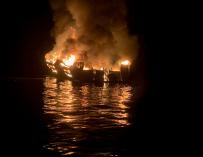 Llamas del barco incendiado en California. / EFE / Condado de Santa Bárbara