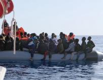 Los 213 migrantes del 'Ocean Viking' desembarcarán en un puerto de Sicilia