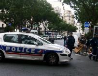 Fotografía de un coche de policía de la región de París.