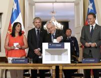 El presidente Sebastián Piñera tras aprobar la convocatoria. /EFE
