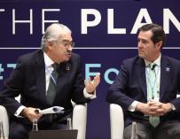 El consejero delegado de Endesa, José Bogas (i), el presidente de CEOE, Antonio Garamendi (d), presentan el panel 'Transición Justa' durante la undécima jornada de la Cumbre del Clima (COP25) en Ifema, Madrid (España), a 12 de diciembre de 2019.