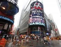 Wall Street cierra con un avance de 0,44 por ciento en un día marcado por problemas en Nasdaq