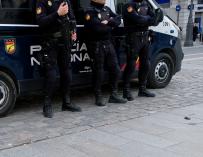 Tres agentes de Policía Nacional en la Plaza del Sol de Madrid, a 16 de diciembre de 2019.