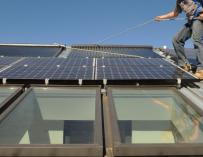 Fotografía colocación paneles solares en vivienda / EFE
