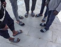 Denuncian que 'menas' en Melilla tienen que ir en chanclas porque no les dan calzado y Bienestar Social lo niega