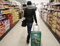 Una persona recorre un supermercado, un síntoma de la inflación / EFE