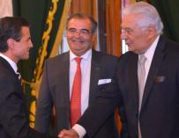 Ángel Ron y Antonio del Valle (d) saludan al presidente de México, Enrique Peña Nieto (EFE)
