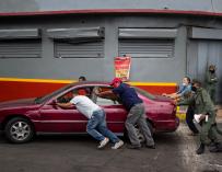 La escasez de gasolina se torna en pánico en Venezuela