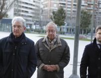 El ex gerente del Club de Fútbol Osasuna, Ángel Vizcay (centro), a su llegada al Palacio de Justicia de Pamplona