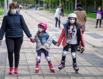 Dos niñas junto a su madre patinando en Burgos