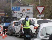 Efectivos de la Guardia Civil y de la Unidad de Intervención Policial (UIP) de la Policía Nacional realizan controles en la frontera con Francia por el coronavirus