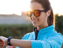 Una joven realiza ejercicio con un reloj inteligente