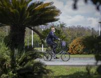 Un hombre circula en bicicleta protegido con mascarilla durante el día 39 del estado de alarma en el país por la crisis del coronavirus. En Sevilla (Andalucía, España), a 22 de abril de 2020.