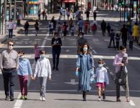 Varios niños paseando por las calles de Murcia