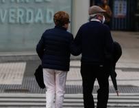 Una pareja de ancianos camina este viernes por el paseo de la Zurriola de San Sebastián.