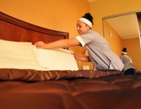 Una limpiadora de hotel durante su jornada laboral.