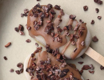 Fotografía de la receta sana de helado Magnum de chocolate que es un éxito en Instagram.