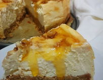Fotografía de la tarta de queso sana con miel y nueces que triunfa en Instagram-