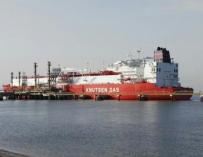Buque metanero en el puerto de Huelva. EP