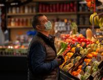 supermercado hombre mascarilla coroanvirus