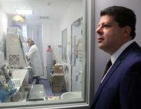El ministro principal de Gibraltar, Fabián Picardo, en una visita a los profesionales sanitarios a finales de abril