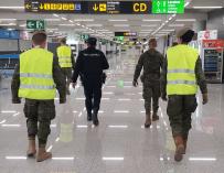 Agentes Policía Nacional y del Ejército en el Aeropuerto de Palma