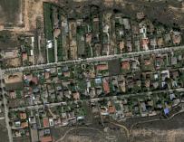 Vista aérea de una urbanización con piscina.