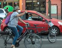 Bicicletas y coches en el núcleo urbano de Madrid
