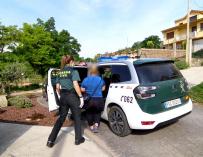 La Guardia Civil, en su campaña de inspecciones sobre las explotaciones agrícolas, ha detenido a tres personas, dos en la localidad de Hormilleja (La Rioja) y una en la localidad de Fraga (Huesca), por delitos contra los derechos de los trabajadores.