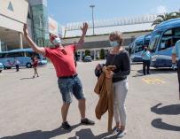 Una pareja de turistas alemanes a su llegada este lunes al aeropuerto de Palma.