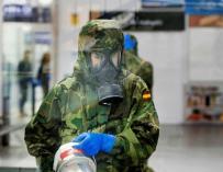 Militar desinfectando instalaciones por el coronavirus