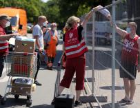 Un empleado municipal distribuye pañales a personas en cuarentena en el distrito de Suerenheide en Verl, Alemania.