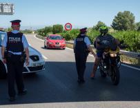 Dos mossos efectúan un control hoy en Segrià (Cataluña).
