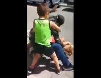 Las imágenes de la agresión de un hombre a su expareja delante de su hijo pequeño en una calle de Eibar