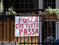 Un mensaje cuelga de un balcón en Roma: "Fuerza, que todo pasa"