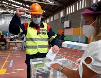 Un trabajador de ALCOA vota en un colegio electoral de Burela (Lugo), este domingo con motivo de las elecciones autonómicas.