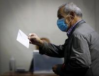 Un hombre vota este domingo en un colegio electoral de Ordizia (Guipuzkoa)