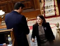 La portavoz del PSOE, Adriana Lastra, recibe el aplauso del candidato a la Presidencia del Gobierno, Pedro Sánchez