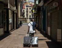 Una persona camina por una calle del centro de Lleida este lunes